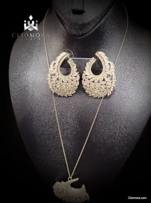 Орыстар жігітті жұлқылаған секс видео Кездесуде трусики жоқ