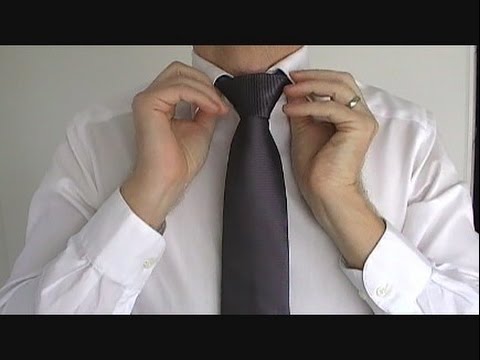 Lernen Sie in wenigen Minuten, den perfekten Windsorknoten zu binden!